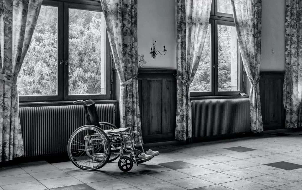 Svartvit bild på en äldre rullstol